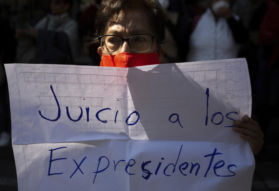 Un partidario del presidente de México, Andrés Manuel López Obrador, sostiene una pancarta con el mensaje "Juicio a los expresidentes" durante una manifestación frente a la Corte Suprema en la Ciudad de México, el jueves 1 de octubre de 2020. (Foto AP/Fernando Llano)