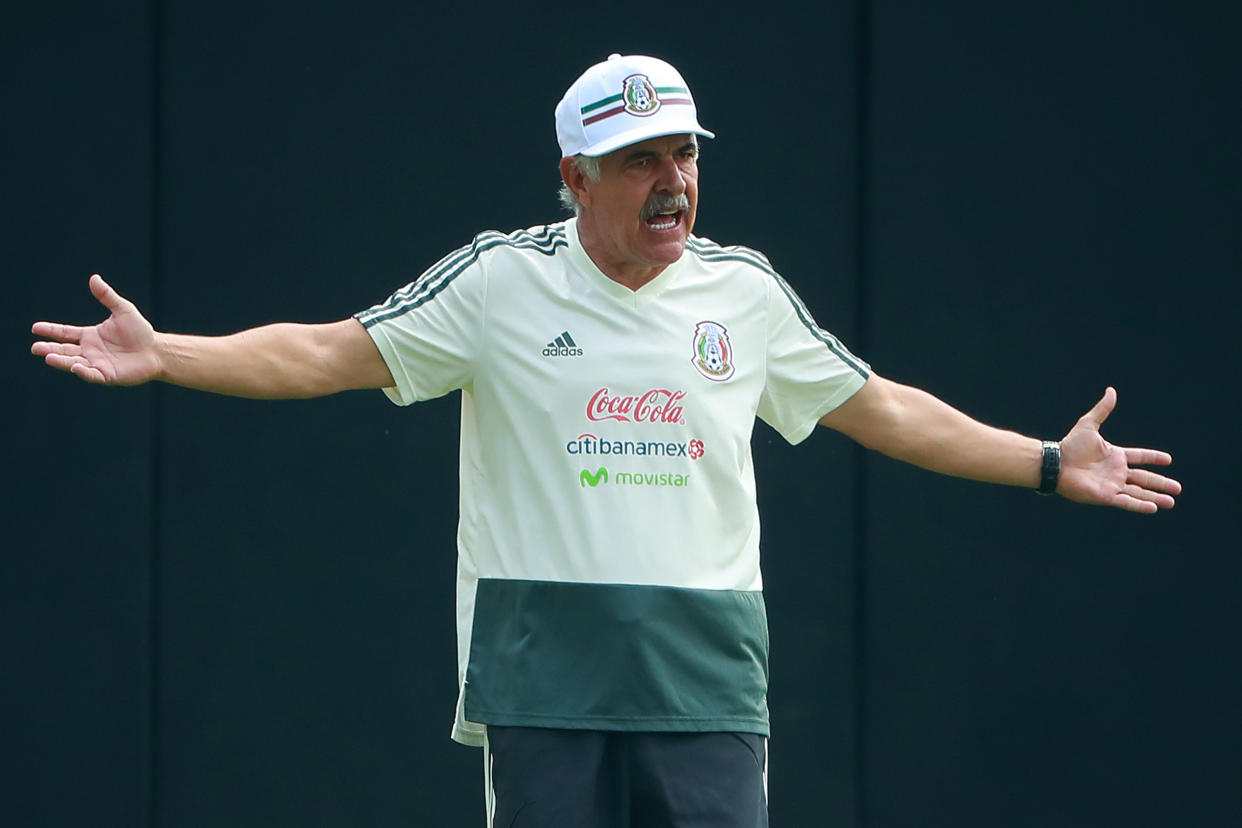 Ricardo, el ‘Tuca’ Ferretti, durante una sesión de entrenamiento con México. | Foto: Getty