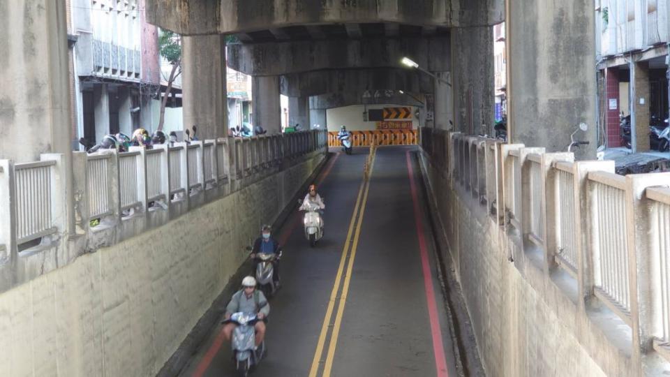 東門陸橋也預計明年八月施工，屆時地下機車道將不復見。（記者林雪娟攝）