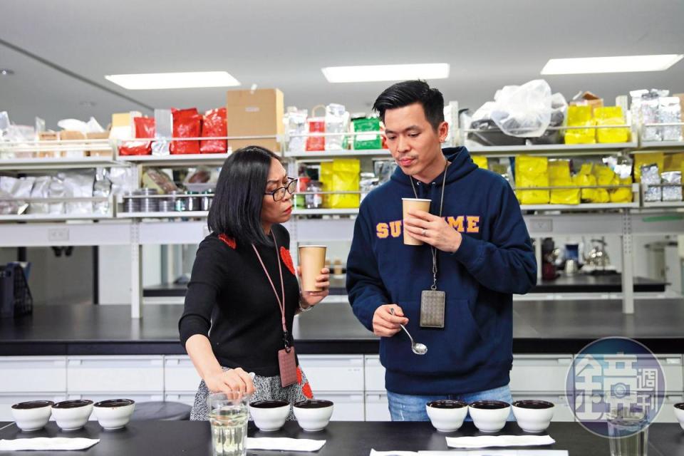 朱茂亨（右）與母親李惠芝（左）重視杯測過程，一起討論咖啡風味。