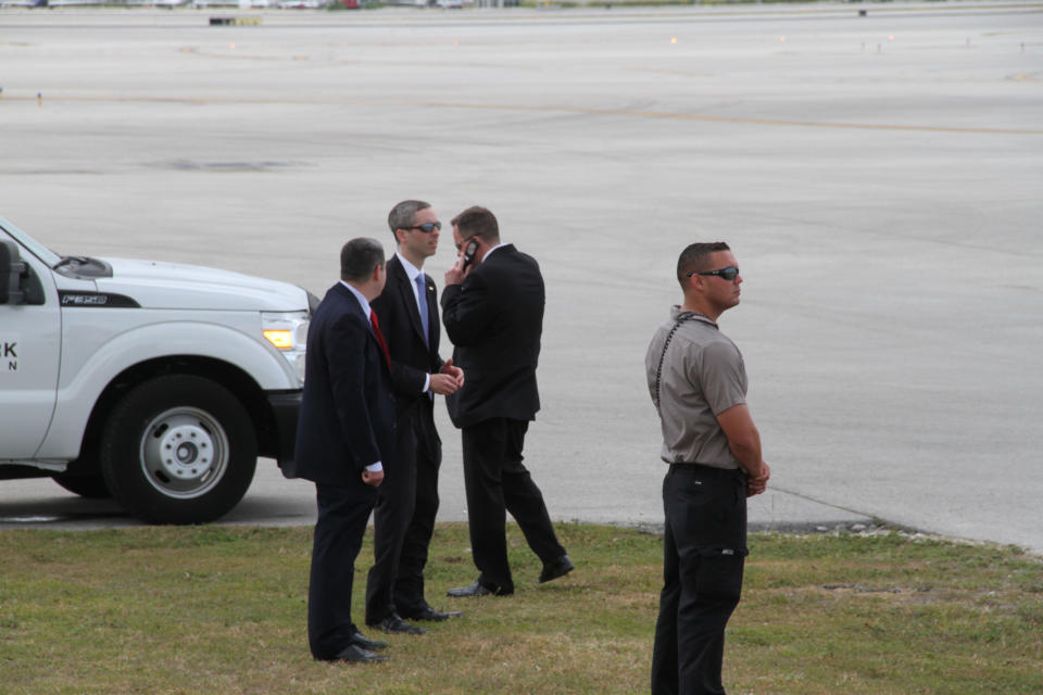 Con precisión se sabe a qué hora aterriza el Air Force One. La oficina de Obama y su cuarto en localizan en la parte delantera de la aeronave. Hay una sala de juntas que es usada también como comedor. 