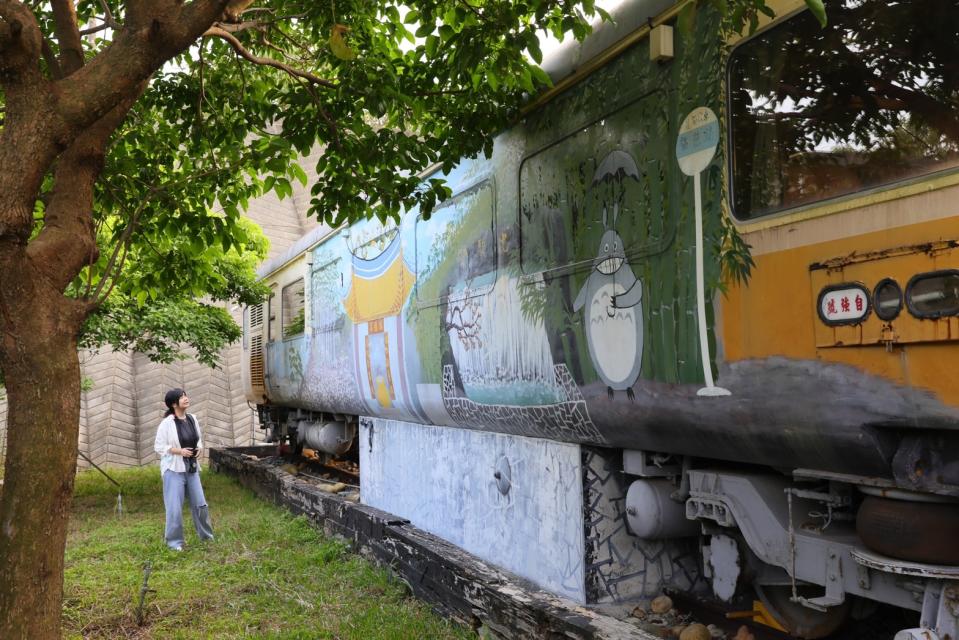 土地公廟車廂的彩繪都是由臺鐵退休員工親手繪製。