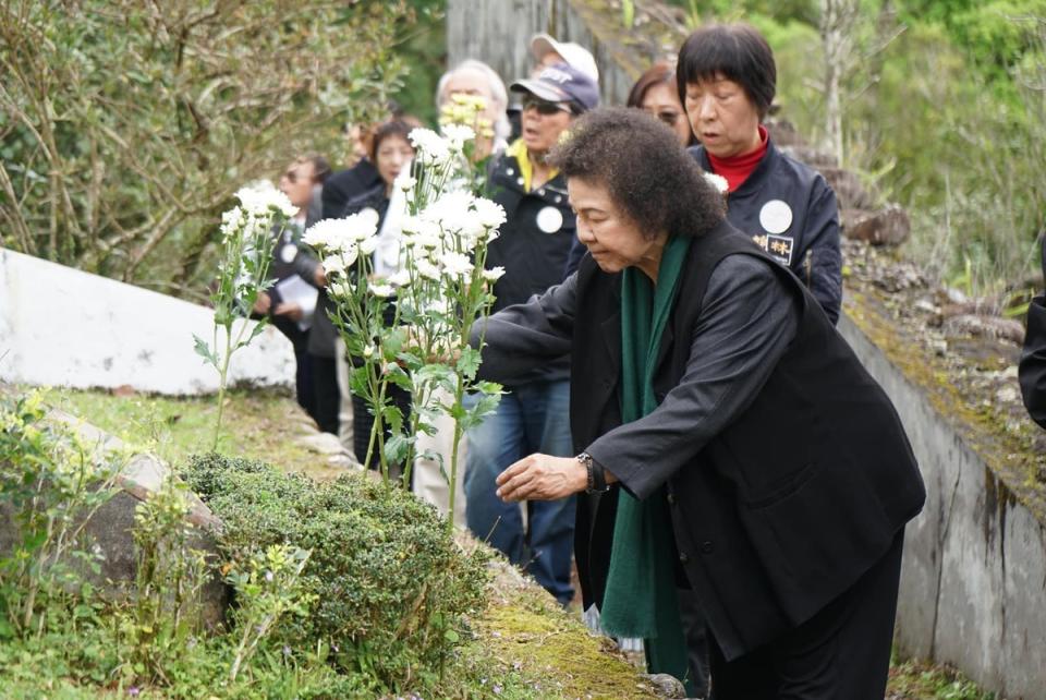 監察院長陳菊今日出席位於林家墓園舉辦的追思紀念會，並在臉書貼文上表示「了解過往、走向和解」。   圖 : 翻攝自陳菊臉書