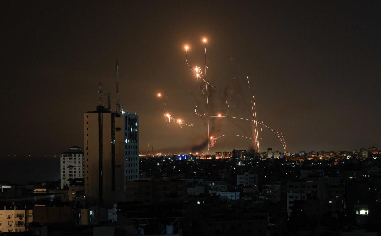 Das israelische Abwehrsystem Iron Dome in Aktion über der Stadt Netivot im Süden Israels am 8. Oktober 2023. - Copyright: MAHMUD HAMS/Getty Images