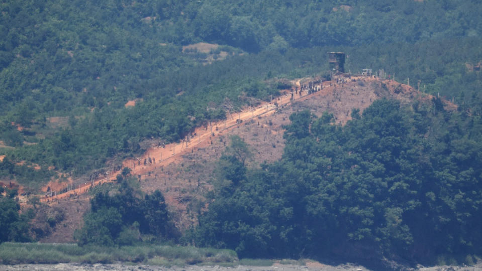 北韓在兩韓軍事交界線附近的哨站近日重新出現活動跡象。路透社