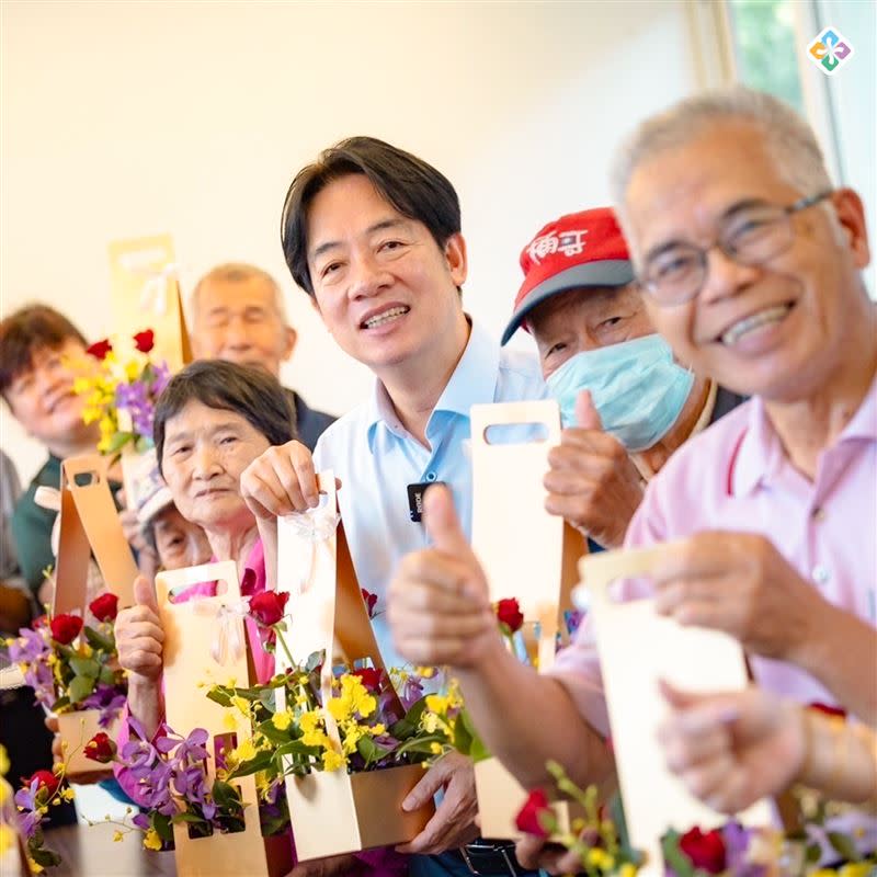 賴清德總統體驗新住民朋友的家鄉粽子文化。（圖／民進黨提供)