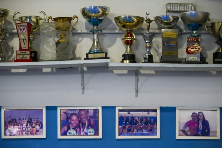 Imagen de algunos trofeos ganados por Rebeca Andrade y fotografías de la gimnasta brasileña en el gimansio Bonifácio Cardoso donde comenzó su carrera, en Guarulhos, Sao Paulo, el 5 de marzo de 2024 (Miguel SCHINCARIOL)