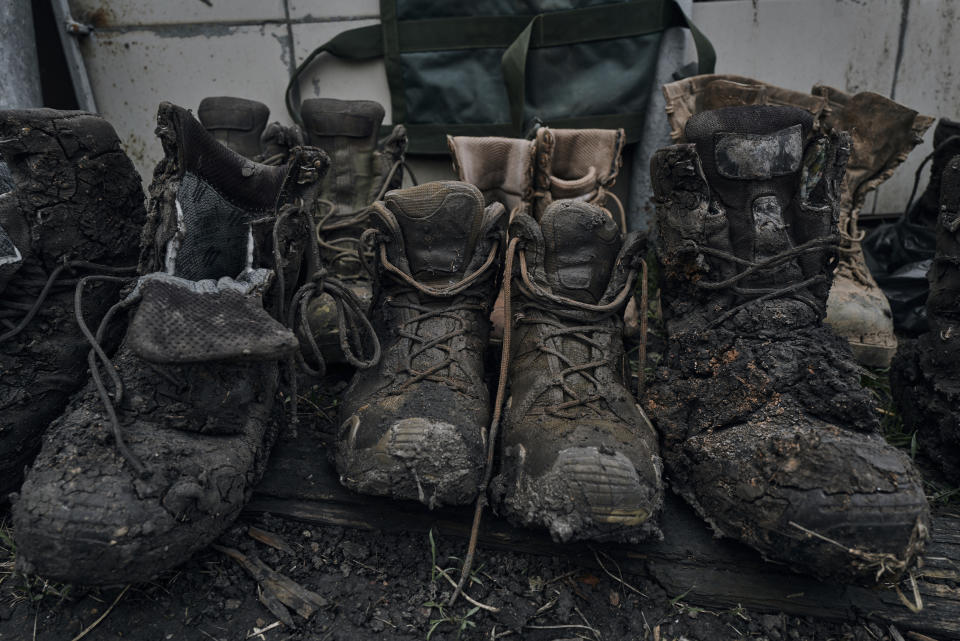 烏克蘭部隊與瓦格納傭兵在巴赫姆特激戰，好幾雙沾滿泥土的軍靴顯示雙方傷亡慘重。(畫面來源：AP)