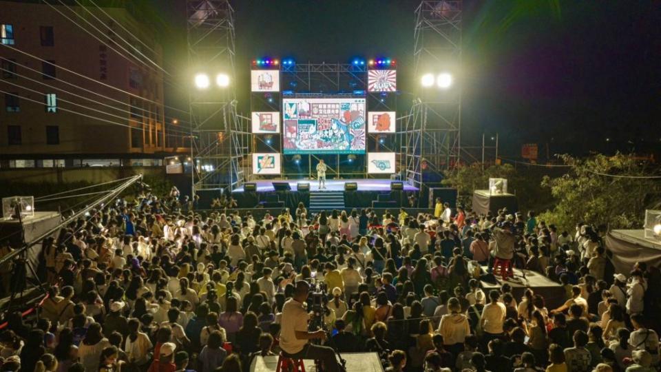 屏東黑鮪魚文化觀光季，六日晚上在東港鎮東新路的「海洋音樂會」揭開序幕，吸引爆滿的歌迷，場面十分熱絡。（記者鄭伯勝翻攝）
