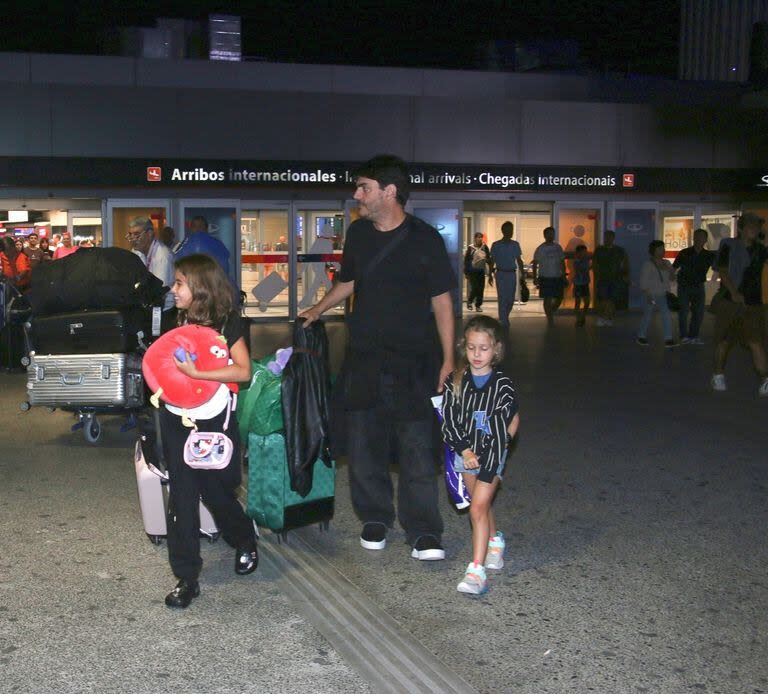 Rufina y Magnolia, las niñas de la familia, salieron del aeropuerto escoltadas por Juan Manuel Cativa, uno de los amigos más cercanos de la China y quien la acompaña en sus aventuras cada vez que el trabajo se lo permite