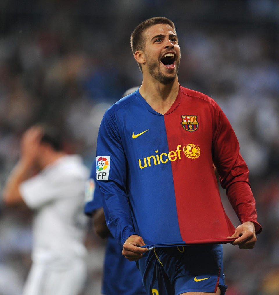 Gerard Piqué celebra el definitivo 2-6 del Barcelona al Real Madrid en el Clásico del Bernabéu del 2 de mayo de 2009. (Foto: Javier Soriano / AFP / Getty Images).