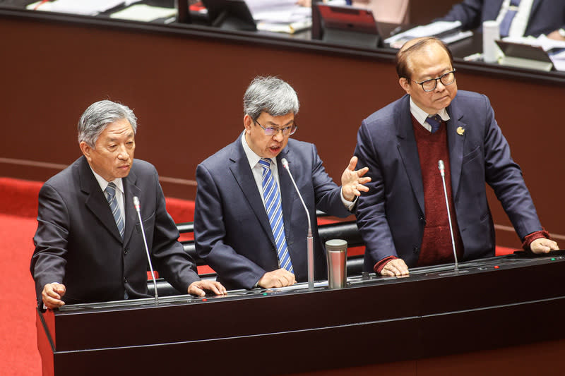 多位國民黨立委關切行政院長陳建仁是否也會登記參加民進黨內總統初選，對此，陳建仁今天表示，他擔任行政院長就是要為2300萬人服務，做公僕中的公僕，「我會把工作做好，我不會去登記」。