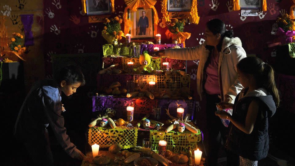 La gente se reúne frente a un altar para honrar a las víctimas del terremoto del 19 de septiembre en México, en el lugar de un edificio derrumbado en la Ciudad de México, el 1 de noviembre de 2017. — Pedro Pardo/AFP/Getty Images