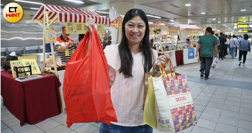 郭小姐買了好幾袋的伴手禮，以實際行動支持花蓮商家。（圖／黃鵬杰攝）