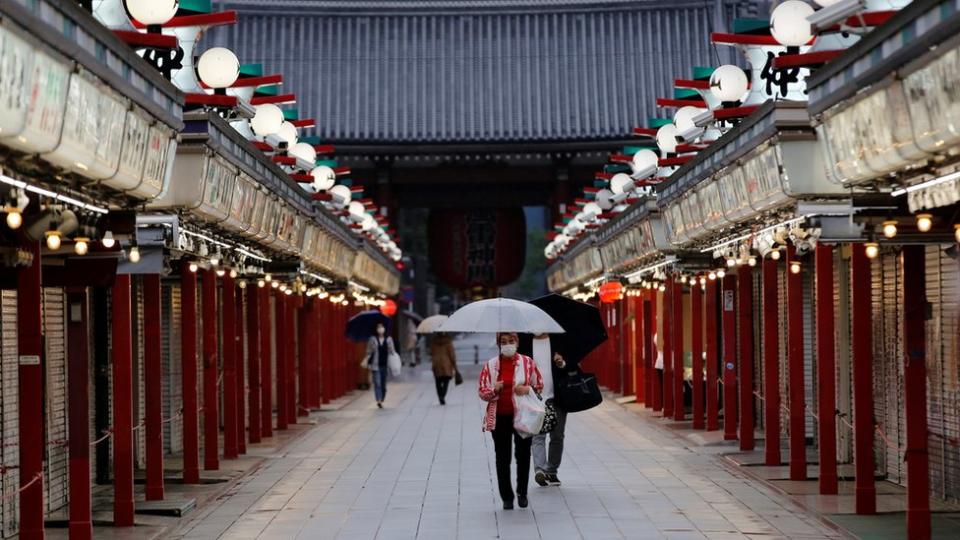 Tiendas cerradas en el distrito de Asakusa en Tokio