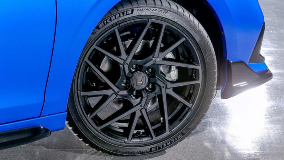 搭配米其林Pilot Sport的18吋輪圈造型非常吸睛。(圖片來源/ Honda)
