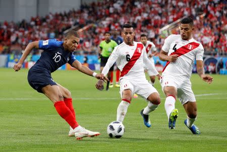 Soccer Football - World Cup - Group C - France vs Peru - Ekaterinburg Arena, Yekaterinburg, Russia - June 21, 2018 France's Kylian Mbappe in action with Peru's Miguel Trauco and Anderson Santamaria REUTERS/Darren Staples