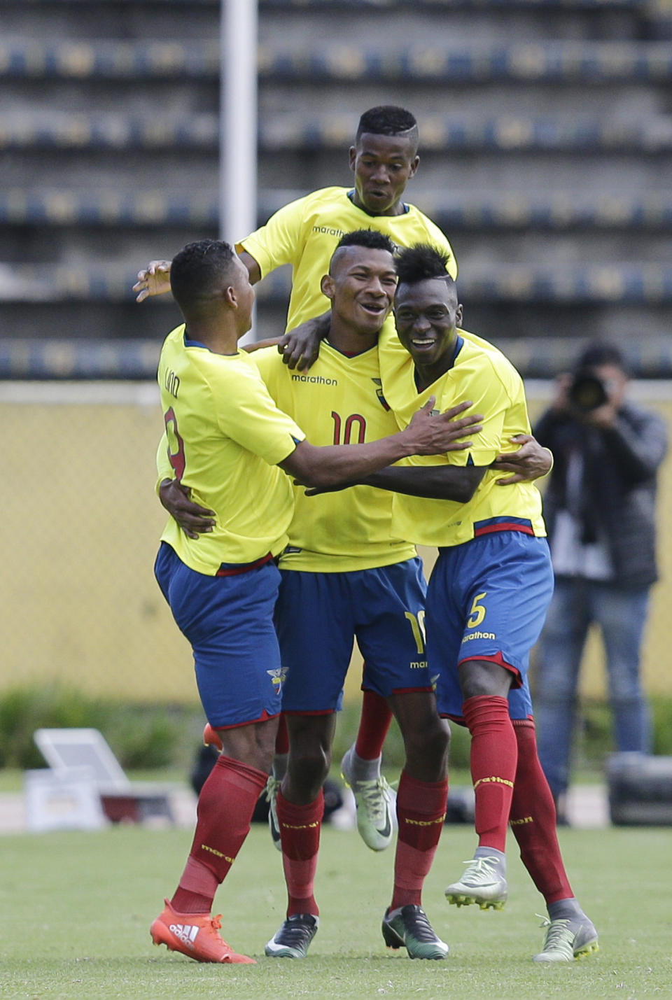 Bryan Cabezas (10), de la selección de Ecuador, festeja con sus compañeros luego de anotar ante Colombia en un partido del Sudamericano Sub20 realizado el miércoles 8 de febrero de 2017 en Quito (AP Foto/Dolores Ochoa)