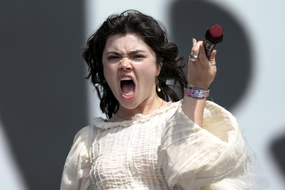 Abigail Morris de la banda de rock The Last Dinner Party durante su concierto en el Festival de Glastonbury en Worthy Farm, Somerset, Inglaterra, el domingo 30 de junio de 2024. (Scott A Garfitt/Invision/AP)