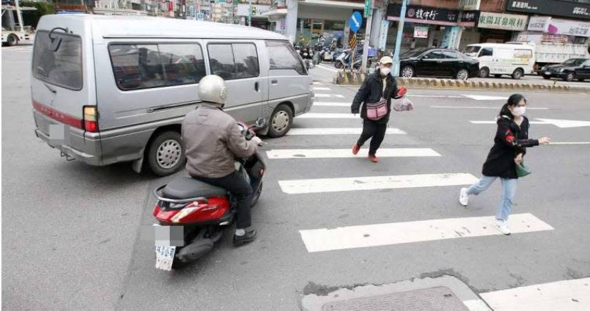 政府積極洗刷「行人地獄」惡名。（圖／報系資料照）