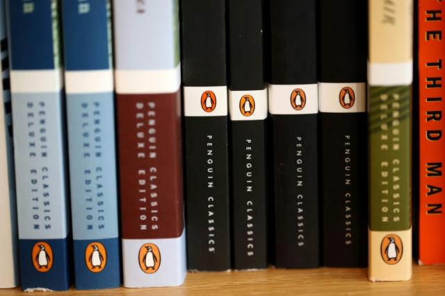 Le logo Penguin sur la tranche de livres exposés sur une étagère dans la librairie Book Passage le 2 novembre 2021 à Corte Madera en Californie
