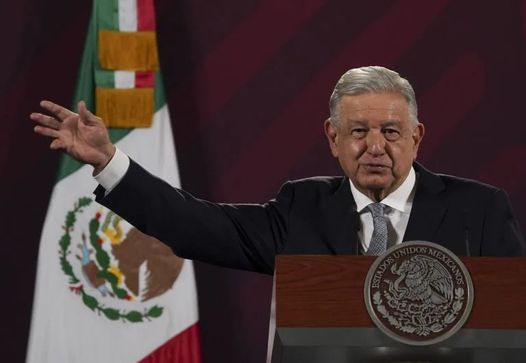 El presidente de México, Andrés Manuel López Obrador, da su conferencia de prensa matutina en el Palacio Nacional de la Ciudad de México, el martes 28 de febrero de 2023. (AP Foto/Marco Ugarte)