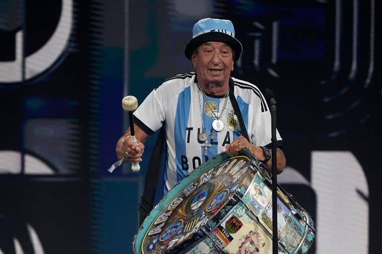 El Tula recibe el premio en nombre de la hinchada argentina durante la ceremonia de los premios The Best 2022