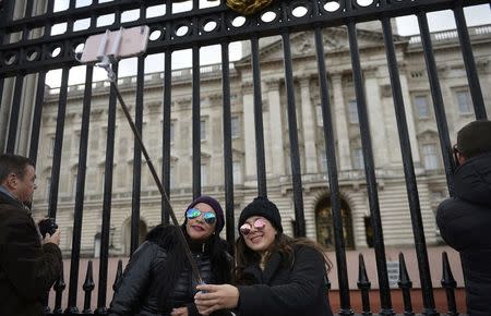 People take a selfie in front of Buckingham Palace in central London, Britain, 18 November, 2016. REUTERS/Hannah McKay