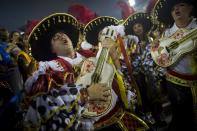 <p>Ein Performer der Academicos do Grande Rio Samba-Schule bei der Parade beim Karnevalsumzug im Sambódromo in Rio de Janeiro, Brasilien am Montag, den 27. Februar 2017 mit. (Bild: Mauro Pimentel/AP) </p>