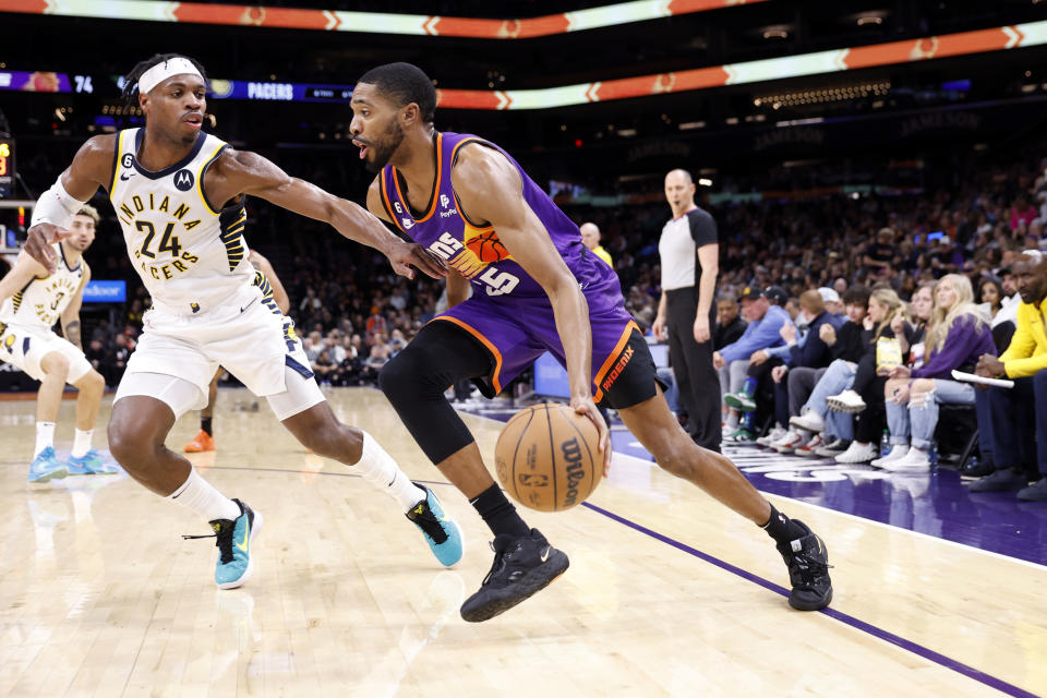 Mikal Bridges（持球者）。（Photo by Chris Coduto/Getty Images）