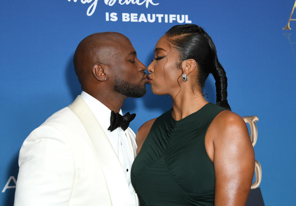 Taye Diggs and Apryl Jones kissing