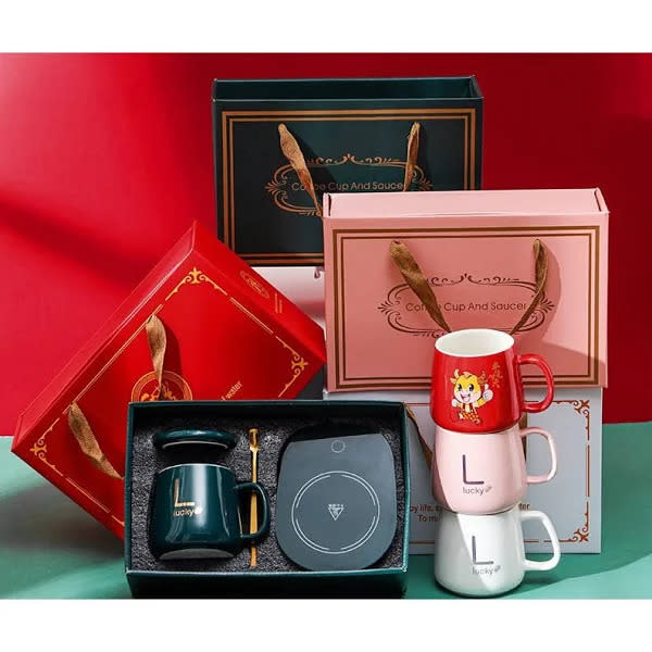 USB Ceramic Coffee Mug Heating Warmer Warm with Cover Spoon and Cup and Gift Box Set (Photo: Lazada)


