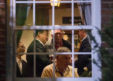 Britain's Prime Minister David Cameron (R) and China's President Xi Jinping (2nd L) are seen drinking beer inside The Plough At Cadsden pub in Cadsden, Britain October 22, 2015. REUTERS/Eddie Keogh/File Photo