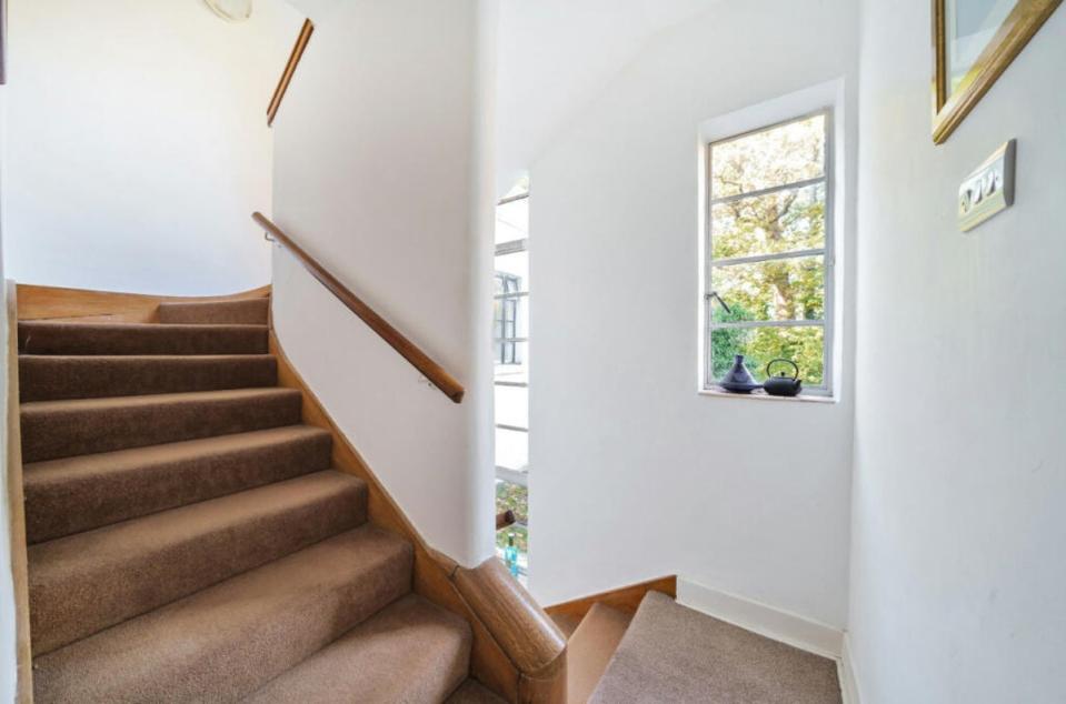 The house's original curved staircase (jdm Estate Agents)