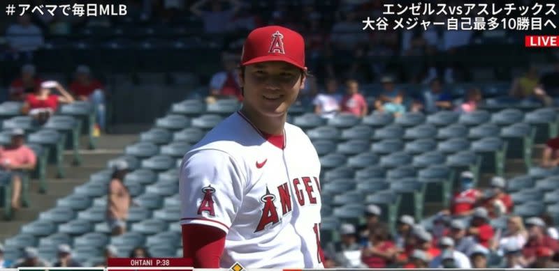 ▲大谷翔平對運動家打者微笑。（圖／取自Abema）