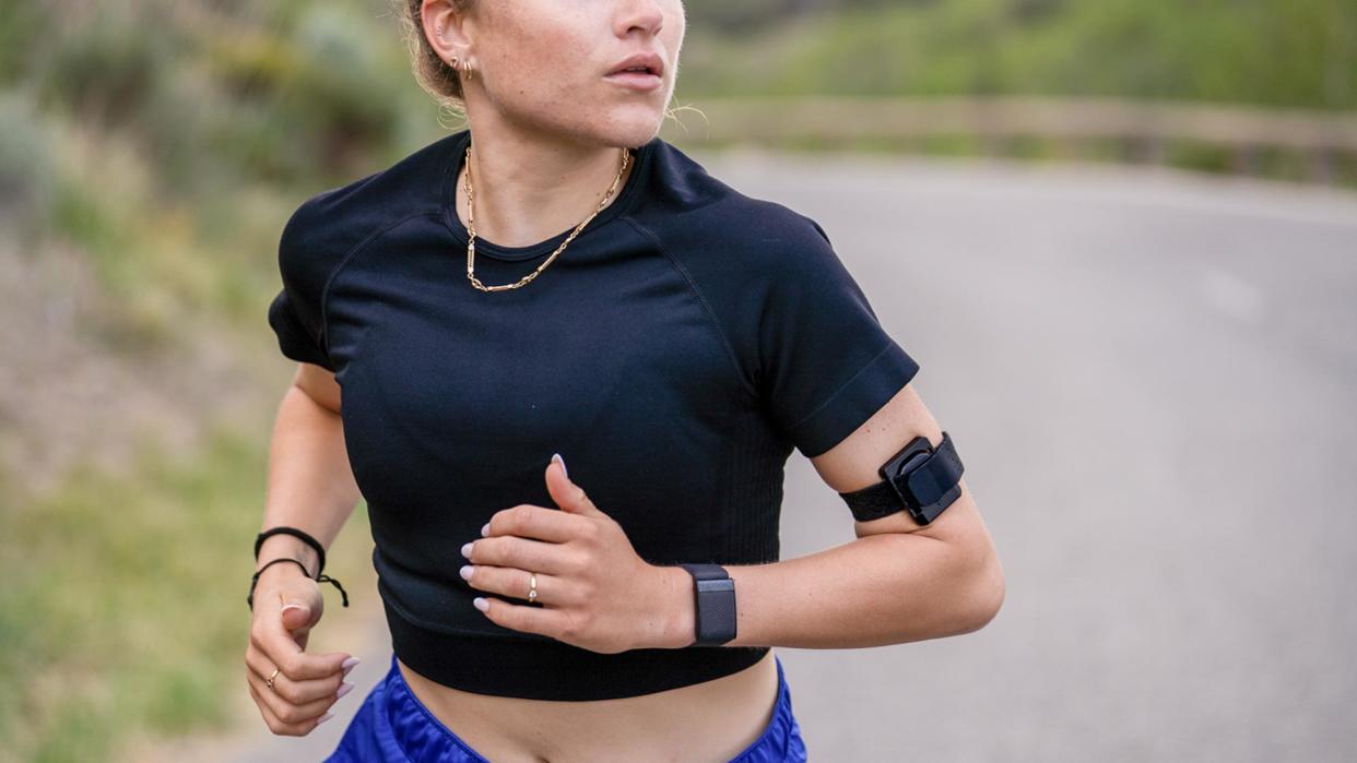  The FLOWBIO S1 attached to a woman's arm while running. 