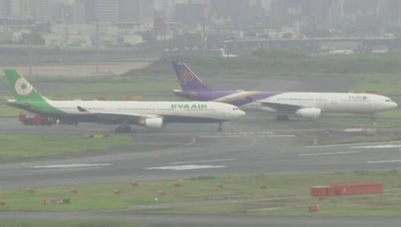▲長榮航空和泰航的班機，10日傳出在羽田機場跑道碰撞。（圖／翻攝自NHK）