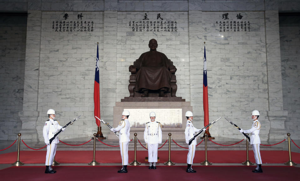 圖為中正紀念堂內的海軍儀隊禮兵正在交接換哨。（資料照/范揚光攝）