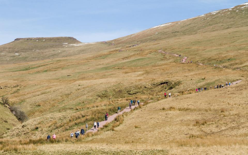 Brecon Beacons, Powys, South, UK. 26th Mar, 2017. UK weather: Hundreds of people climb Pen-Y-Fan during the continued warm weather this afternoon. Credit: Andrew Bartlett/Alamy Live News - Credit: Andrew Bartlett/Alamy