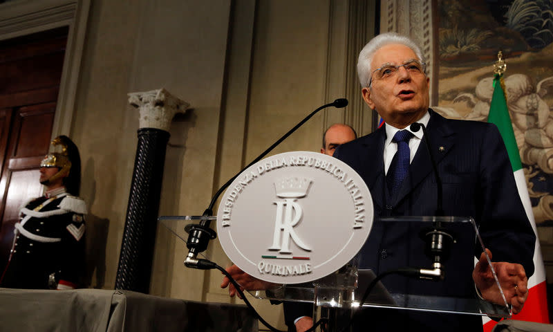 Le chef de l'Etat italien, Sergio Mattarella (photo), a chargé lundi Roberto Fico, président de la Chambre des députés, d'étudier la possibilité d'une coalition gouvernementale entre le Mouvement 5 Etoiles (M5S) et le Parti démocrate (PD), après les élections législatives du 4 mars qui n'ont dégagé aucune majorité. /Photo prise le 5 avril 2018/REUTERS/Alessandro Bianchi