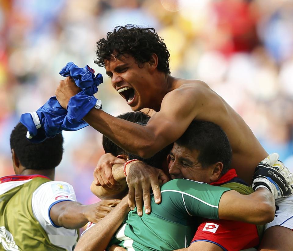 Costa Rica's Tejeda celebrates with his teammates defeating Italy in their 2014 World Cup Group D soccer match at the Pernambuco arena in Recife