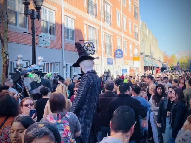 Salem buskers within the crowds on Essex St.