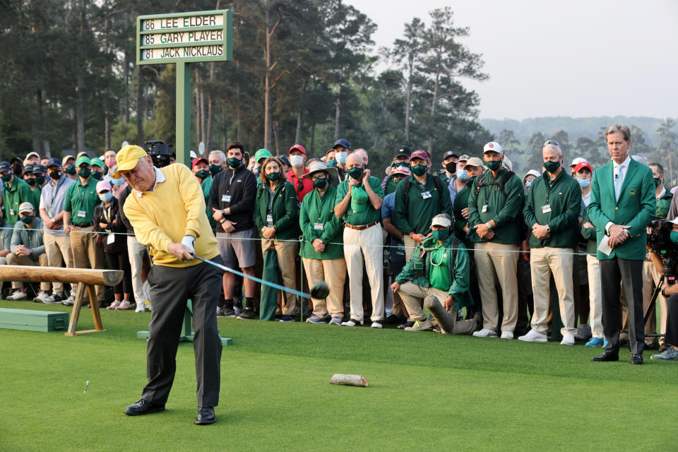 Golf - The Masters - Augusta National Golf Club - Augusta, Georgia, EE.UU. - 8 de abril de 2021 El abridor honorario Jack Nicklaus de los EE.UU. se inicia durante el inicio ceremonial del primer día de juego REUTERS/Jonathan Ernst