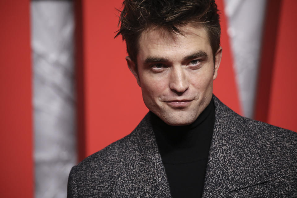 Robert Pattinson posa al llegar a la premiere de "The Batman" en Londres, el miércoles 23 de febrero de 2022. (Foto por Vianney Le Caer/Invision/AP)