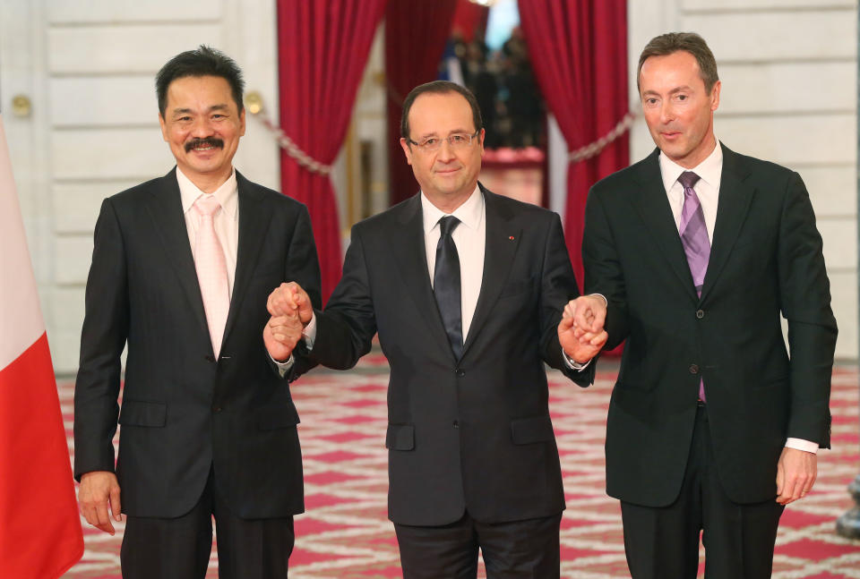 CEO of Lion Air, Indonesian Rusdi Kirana, left, France's President Francois Hollande, center, and CEO of Airbus, French Fabrice Bregier, right, pose for the media during a signing ceremony at the Elysee Palace in Paris, Monday, March 18, 2013. Indonesian airline Lion Air is to buy 234 short to medium range aircraft from Airbus for 18.4 billion Euro($24 billion), in what is being billed as the biggest civilian deal in the history of the aircraft manufacturer. The contract was announced Monday at the French presidential palace, a sign of the deal's importance to the government. Airbus said it would secure 5,000 jobs at a time when French unemployment hovers around the 10 percent mark. (AP Photo/Michel Euler)