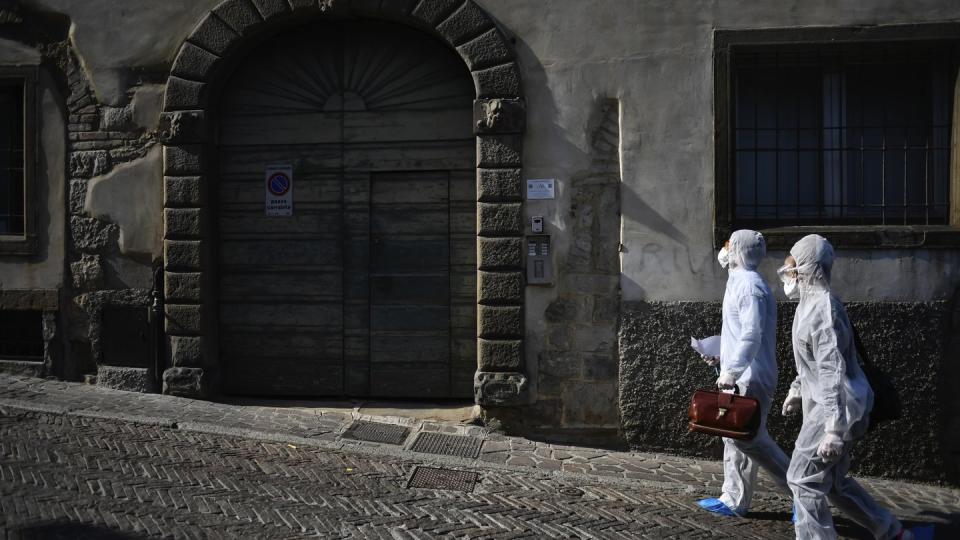 Hausbesuche im norditalienischen Bergamo, einer Region, die von der Corona-Krise am heftigsten betroffen ist. Noch gibt es keine gemeinsame finanzpolitische Krisenhilfe, auf die sich die EU-Länder hätten einigen können.