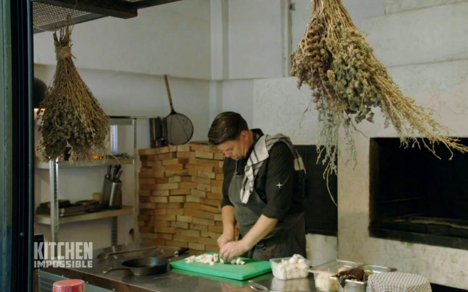 Tim Mälzer liebt die Küche, in der er in Rumänien kochen darf und hätte am Liebsten das gleiche Exemplar. Gerade kocht er eine Soße für das 