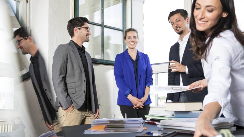 Nicht unbedingt Führungsaufgabe: Werden neue Mitarbeiter an Bord geholt, können auch Teammitglieder oder Personalreferenten sich an der Einarbeitung beteiligen.