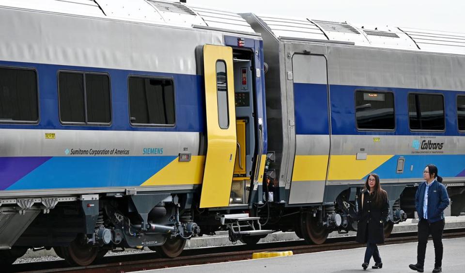 Amtrak mostró los nuevos vagones de pasajeros Venture para su línea San Joaquins en las instalaciones de mantenimiento ferroviario ACE en Stockton, California, el martes 5 de marzo de 2024.