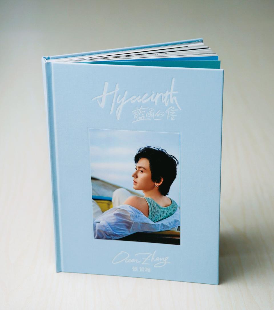 張哲瀚寫真書《藍風的信Hyacinth》上月底上架後大賣6千本，如今趕工加印中。（翻攝自張哲瀚寫真書）